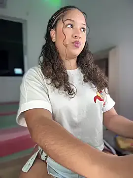 Issy_PrincesUK webcam show Image 10