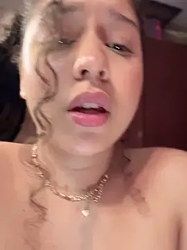 Issy_PrincesUK webcam show Image 13