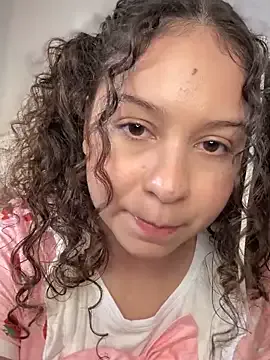 Issy_PrincesUK webcam show Image 2