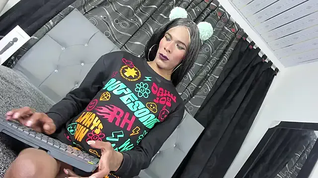 EmiliaCatalina – webcam model profile photo Image 2