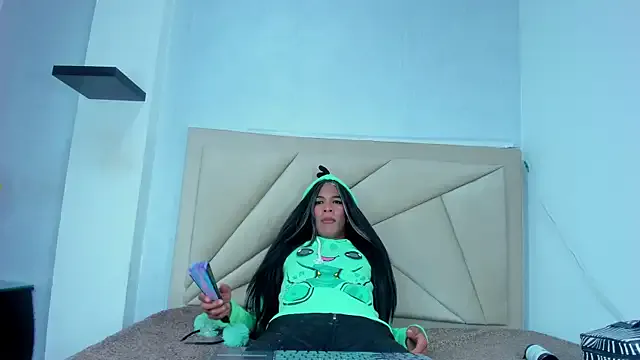 EmiliaCatalina – webcam model profile photo Image 5