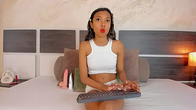 akamilasweetcm101 – webcam model profile photo Image 3