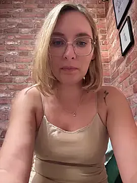 KatieeGomez – webcam model profile photo Image 2