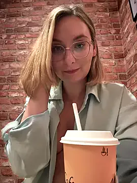 KatieeGomez – webcam model profile photo Image 3