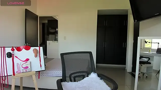 MeganMatureTaboo32 – webcam model profile photo Image 4