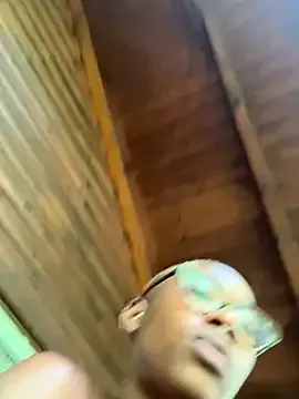 IORio2 – webcam model profile photo Image 10