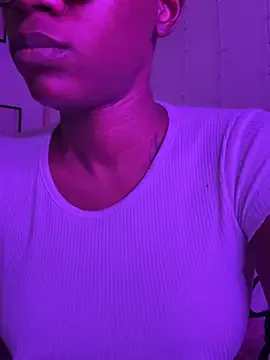 IORio2 – webcam model profile photo Image 4